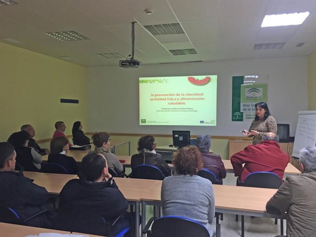 Archivo - Imagen de archivo de una sesión clínica sobre sobrepeso y obesidad.