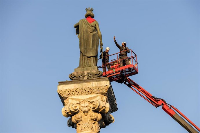 Archivo - Un momento de la colocación del pañuelo de San Fermín en las principale esculturas de Pamplona