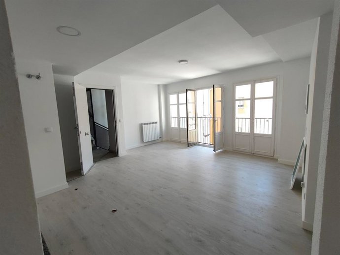 Archivo - Imagen de una de las viviendas sociales de la calle Cerezo, 45 de Zaragoza.