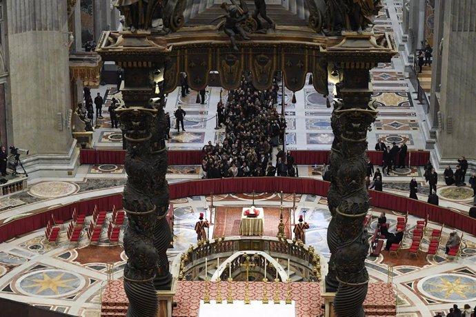 Miles de personas esperan su turno para rendir un último homenaje a Benedicto XVI, antes de su sepultura. En la basílica de San Pedro, a 2 de enero de 2023
