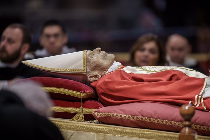 02 January 2023, Vatican, Vatican City: The body of Pope Emeritus Benedict XVI can be seen laying in state at the St. Peter's basilica. Photo: Michael Kappeler/dpa - ATTENTION: graphic content