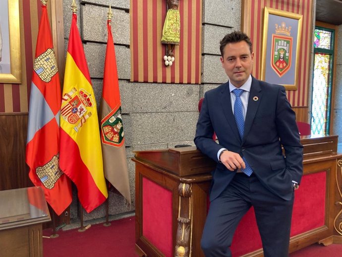 El alcalde de Burgos, Daniel de la Rosa, en el salón de Plenos del Ayuntamiento