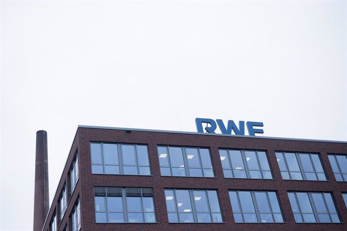 Archivo - FILED - 15 March 2022, North Rhine-Westphalia, Essen: RWE's logo is seen at RWE's corporate headquarters before the start of the annual press conference. German energy group RWE announced a leap in profits for 2022 so far, due to a combination