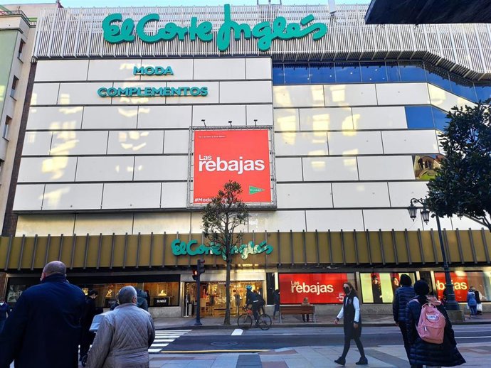 Archivo - Centro Comercial de El Corte Inglés en la Calle Uría de Oviedo, con el cartel de rebajas de invierno.
