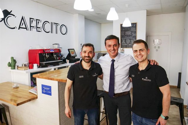 Archivo - El presidente de la Diputación de Almería con empresarios de Alhama.