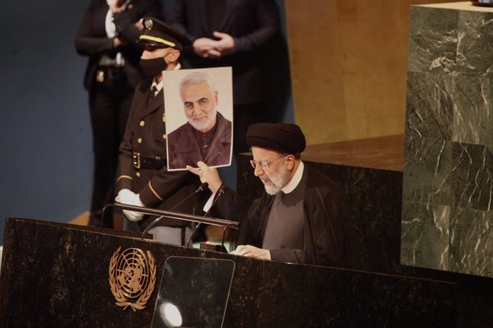 Archivo - El presidente iraní, Ebrahim Raisi, sostiene una foto del excomandante de la Fuerza Quds del Cuerpo de la Guardia Revolucionaria Islámica, Qasem Soleimani, en un discurso en la sede de Naciones Unidas