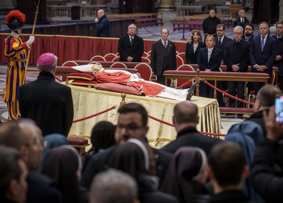 02 January 2023, Vatican, Vatican City: The body of Pope Emeritus Benedict XVI can be seen laying in state at the St. Peter's basilica. Photo: Michael Kappeler/dpa - ATTENTION: graphic content