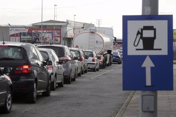 Colas de coches en una gasolinera, a 31 de diciembre de 2022, en Lugo, Galicia (España). El Gobierno anunció el pasado martes 27 de diciembre que pondría fin al descuento de 20 céntimos por litro de carburante a finales de año. Es por ello que muchos co