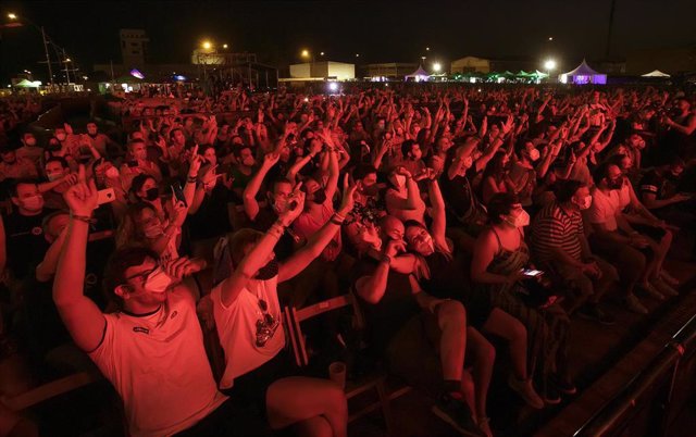 Archivo - El público contempla la actuación de la banda Sidonie durante la inauguración del festival de música Sonorama Ribera 2021, a 12 de agosto de 2021, en Aranda del Duero, Burgos, Castilla y León, (España). El festival de música ‘indie’ más importan