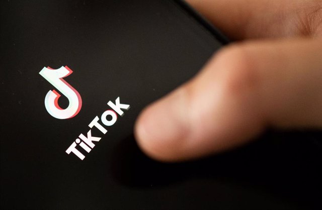 Archivo - Logo de la plataforma TikTok en un teléfono móvil