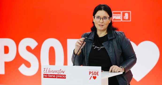 La secretaria de Organización del PSOE de Extremadura, Marisol Mateos, en rueda de prensa
