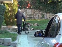 José Ortega Cano entra en su domicilio mientras Ana María espera en el coche