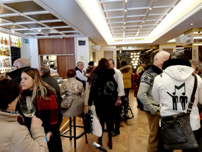 Archivo - Vermú solidario anterior del café Ibiza