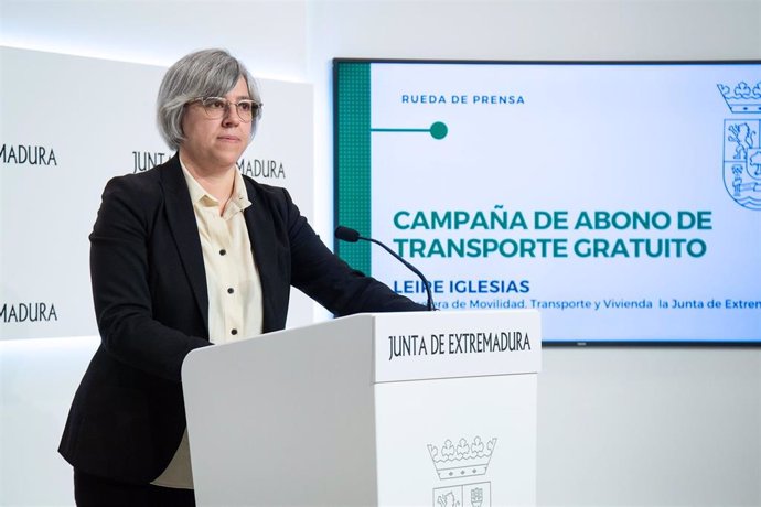 La consejera de Movilidad, Transporte y Vivienda, Leire Iglesias, presenta las novedades del abono de transporte gratuito.