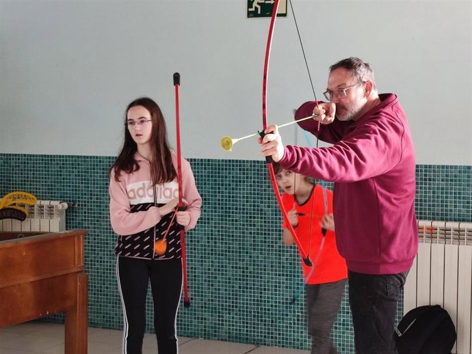 El concejal de Deportes, Rubén Antoñanzas, ha visitado una vez más en periodo vacacional a los niños y niñas que están participando en el campus "mini héroes" de Logroño Deporte