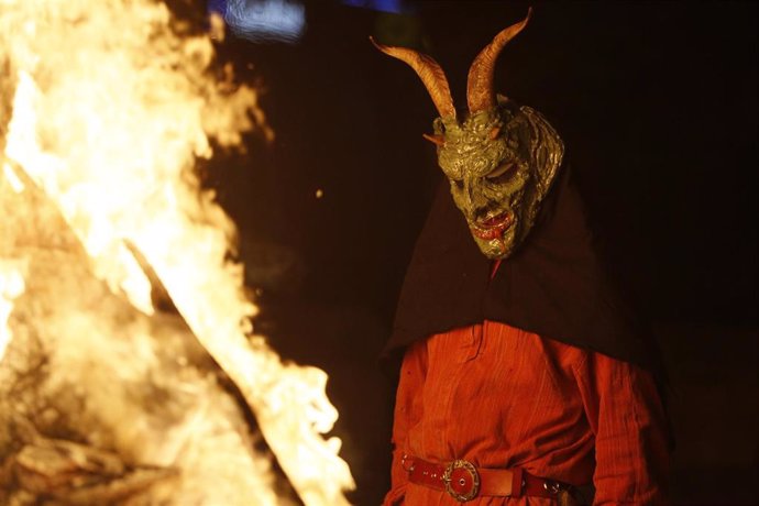 Archivo - Un hombre vestido de demonio en las fiestas patronales de Sant Antoni Sa Pobla (Palma de Mallorca), también llamada Nit bruixa