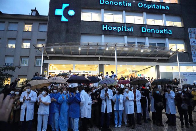 Personal sanitario durante una concentración, ante el Hospital de Donosti de San Sebastián, a 7 de diciembre de 2022, en San Sebastián