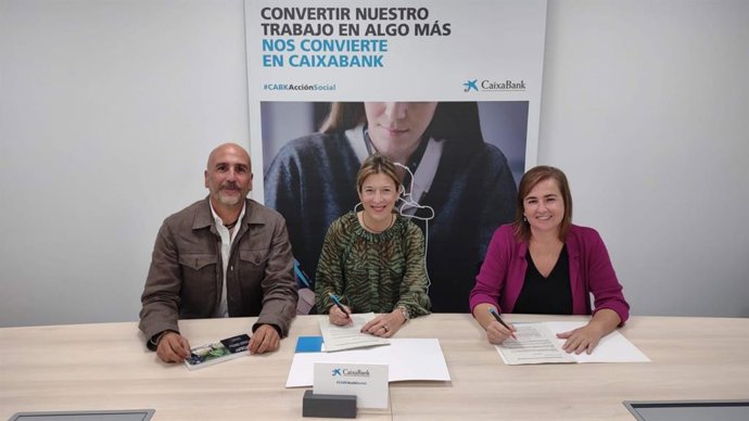 La directora territorial de CaixaBank en Baleares, María Cruz Rivera, el coach e instructor Antonio Brieba y la presidenta de Nordic Walking Palma, Isa Jiménez, firman el acuerdo del proyecto 'Llenos de Vida'