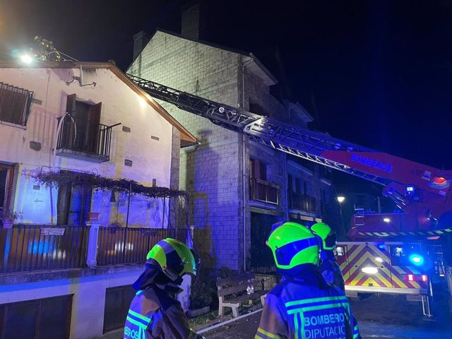 Los bomberos de la Diputación de Huesca han intervenido en la extinción del fuego en Broto.