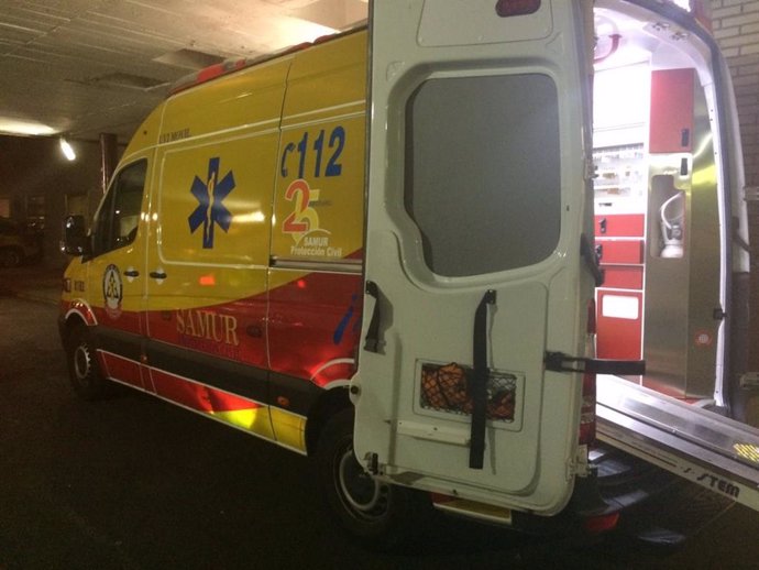Archivo - Una ambulancia del Samur en el lugar del accidente