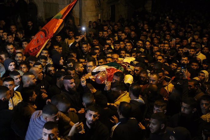 Archivo - Palestinos lloran la muerte de un ciudadano que murió por los disparos del Ejército de Israel, en Yenín, Cisjordania