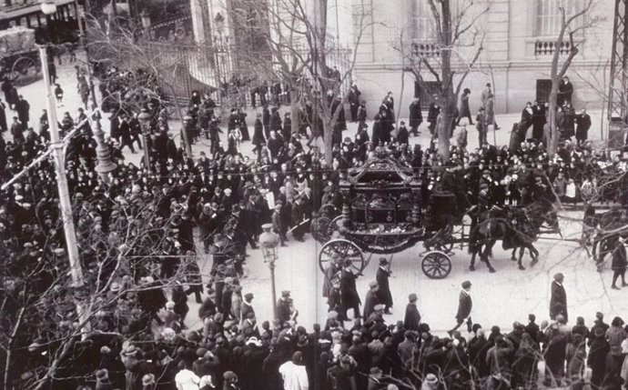 Imagen del coche fúnebre que portaba el féretro de Benito Pérez Galdós