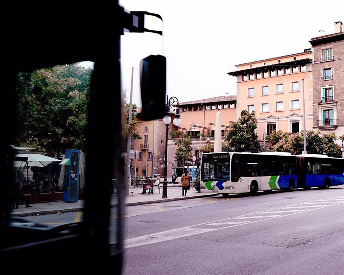 Archivo - Un bus de la EMT en la plaza de las Tortugas de Palma.