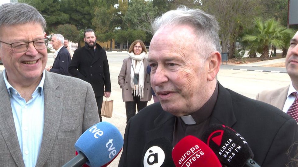 El sacerdote Aparicio recibe a Ximo Puig en la Ciudad de la Esperanza