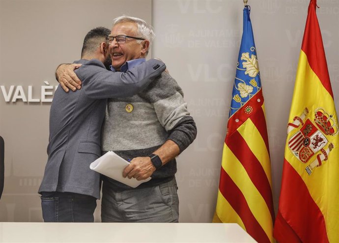 Archivo - El concejalPere Fuset (izq) abraza al alcalde de Valncia, Joan Ribó (dcha), en una imagen de archivo