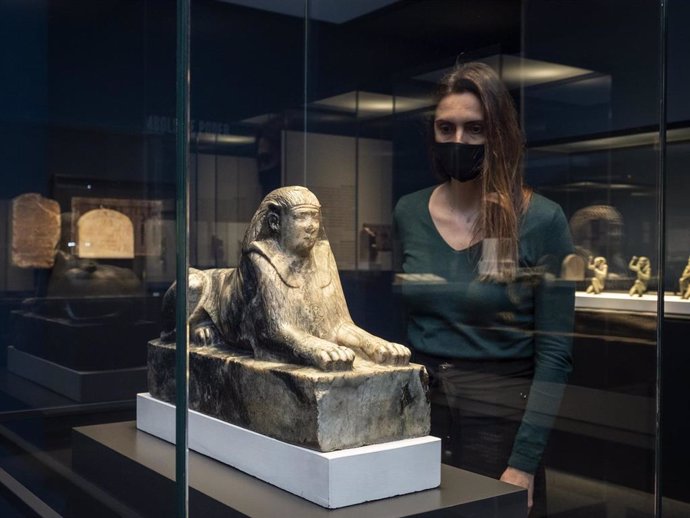 Archivo - Una mujer visita la exposición 'Faraón. Rey de Egipto' en CaixaForum Palma.