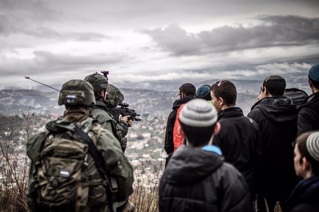 Archivo - Miembros de las fuerzas de Israel protegen a ultraderechistas y colonos durante una protesta cerca del asentamiento de Homesh, en Cisjordania