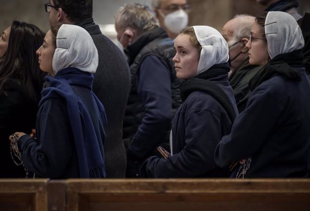 Fieles esperan para despedir a Benedicto XVI en la basílica de San Pedro