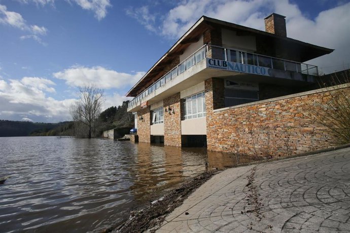 Club Náutico de Portomarin, con los bajos anegados por las aguas del Río Miño, a 2 de enero de 2023.
