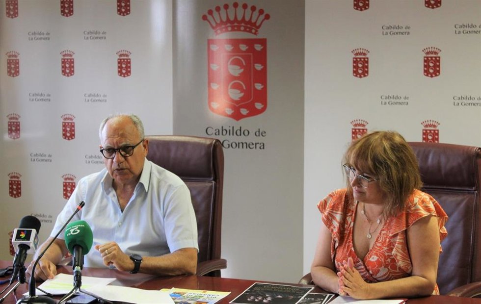 Archivo - El presidente del Cabildo de La Gomera, Casimiro Curbelo, y la consejera insular de Educación, Rosa Elena García