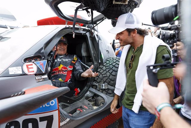 Carlos Sainz padre e hijo antes de la salida de la segunda etapa del Rally Dakar 2023