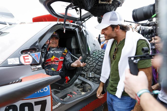 SAINZ Carlos (spa), Team Audi Sport, Audi RS Q e-tron E2, Auto, portrait and Carlos Sainz, Scuderia Ferrari Formula 1 driver attending the Dakar Rally for the first time during the Stage 1 of the Dakar 2023 around Sea Camp, on January 1st, 2023 near Yan