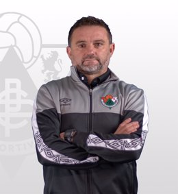 Archivo - El entrenador del CP Cacereño, Julio Cobos.