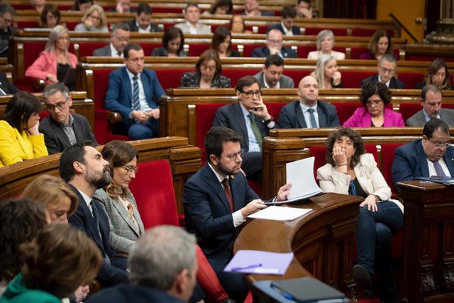 El presidente de la Generalitat, Pere Aragonès (c), durante una sesión plenaria en el Parlament, a 21 de diciembre de 2022, en Barcelona, Catalunya (España). El Parlament vota una proposición de ley de barrios impulsada por los comuns en el último pleno p