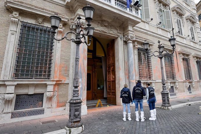 Activistas ecologías manchan con pintura naranja la sede del Senado en Italia