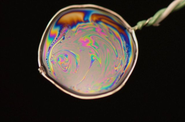 Fotografía de una película de jabón colgada de un marco constituido por una sonda termopar.