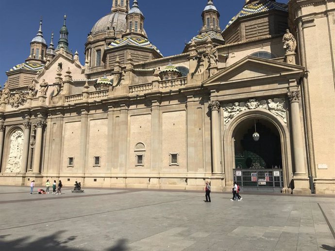 Archivo - Plaza del Pilar con la basílica en primer plano
