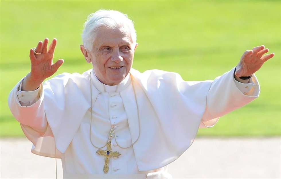 Archivo - FILED - 22 September 2011, Berlin: Pope Benedict XVI is pictured at Bellevue Palace in Berlin during his visit to Germany from 22-25 September 2011. Pope Emeritus Benedict XVI, who was the first pope to resign in centuries, has died at the age
