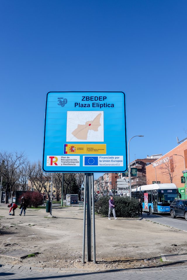 Un cartel anuncia la Zona de Bajas Emisiones (ZBE) en Plaza Elíptica, a 4 de enero de 2023, en Madrid (España).