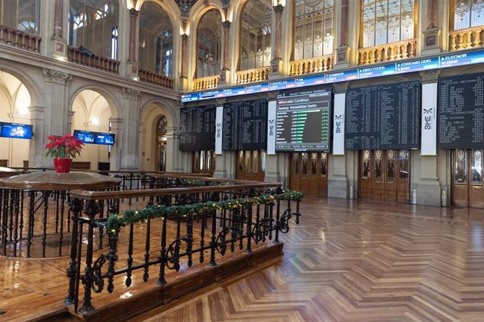Un panel del Ibex 35 en el Palacio de la Bolsa, a 27 de diciembre de 2022, en Madrid (España). El Ibex 35 ha iniciado la sesión de hoy con una subida del 0,41%, lo que ha llevado al selectivo a situarse en los 8.302 enteros, en un contexto marcado por e