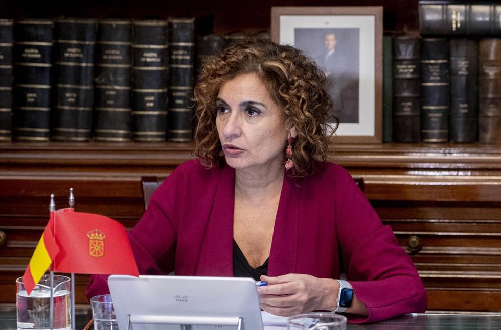 La ministra de Hacienda y Función Pública, María Jesús Montero, durante su reunión con la consejera de Economía y Hacienda del Gobierno Navarro, Elma Saiz, en la Comisión Coordinadora del Convenio Económico de Navarra, en la sede del Ministerio, a 28 de