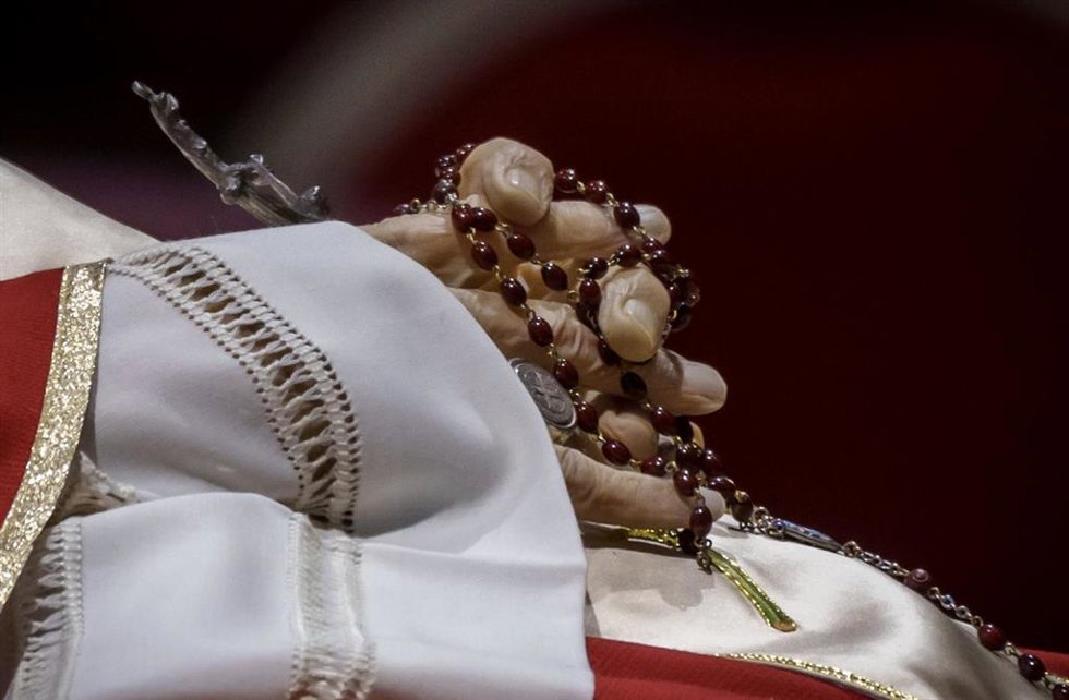 Los restos mortales del papa emérito Benedicto XVI en la basílica de San Pedro