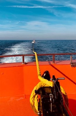 Rescatan al tripulante de un llaüt, a la deriva cinco millas al norte de Menorca