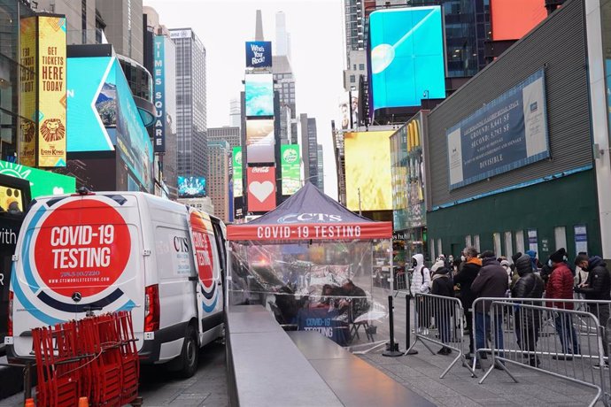 Archivo - Una clínica móvil de pruebas COVID-19 en Times Square de Nueva York