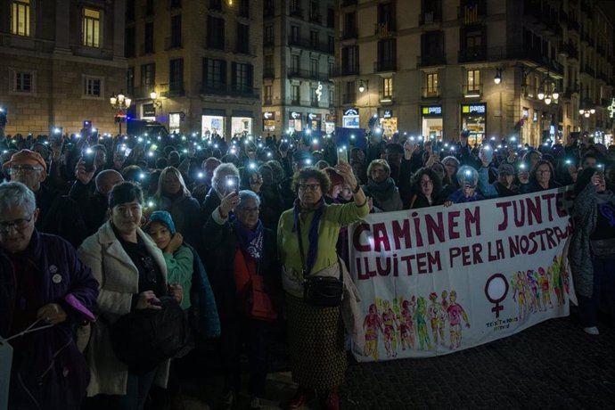 Centenares de personas se concentran en la plaza Sant Jaume de Barcelona contra el repunte de feminicidios.