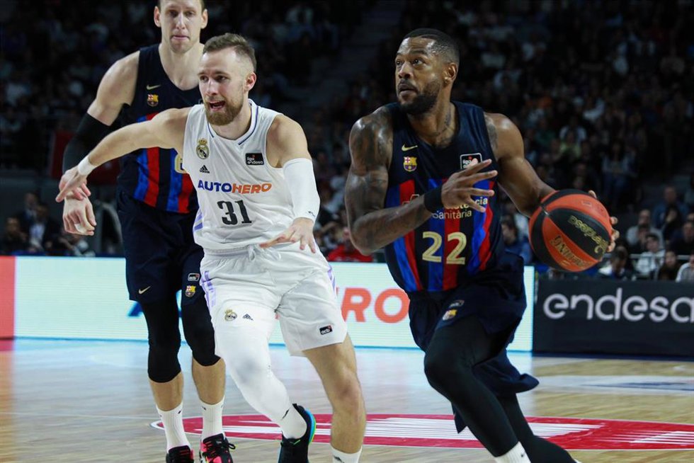 Dzanan Musa y Cory Higgins en el Clásico entre Real Madrid y Bara de Liga Endesa